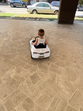 Macchina elettrica per bambini bianca