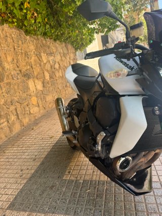 Kawasaki Naked Blanca y Negra