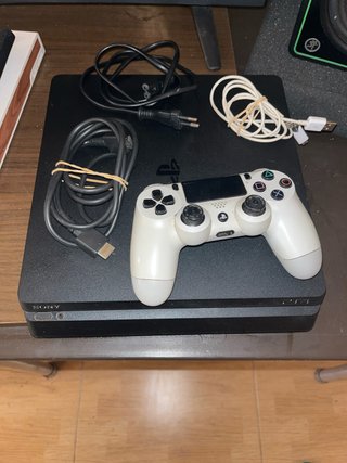 PS4 Slim 1TB Seminueva + Cables y mando