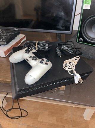 PS4 Slim 1TB Seminueva + Cables y mando