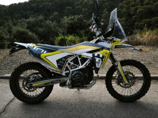 Husqvarna 701 Enduro Moto Trail Azul y Amarillo