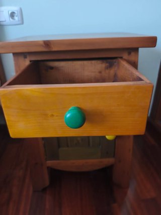 Mesita de noche de madera