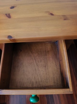 Mesita de noche de madera