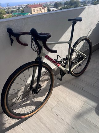 Bicicleta Gravel Giant Revolt Advanced 2 Carbon