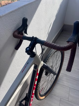 Bicicleta Gravel Giant Revolt Advanced 2 Carbon