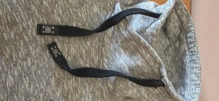 Sudadera gris con capucha y detalles