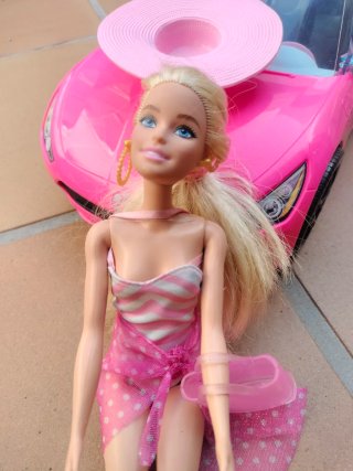 Lote Barbie: Coche Descapotable Rosa + Muñeca