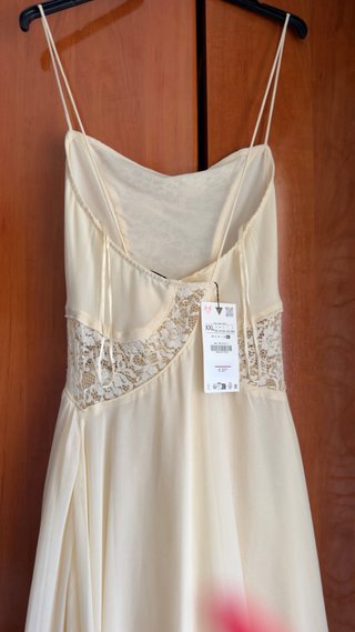 Vestido Zara asimétrico encaje beige