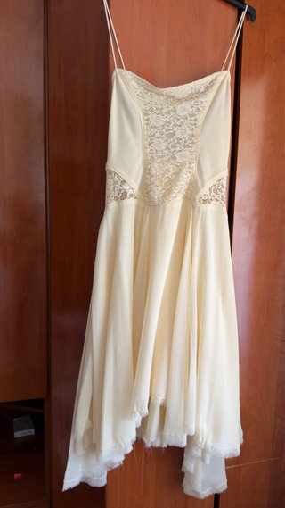 Vestido Zara asimétrico encaje beige