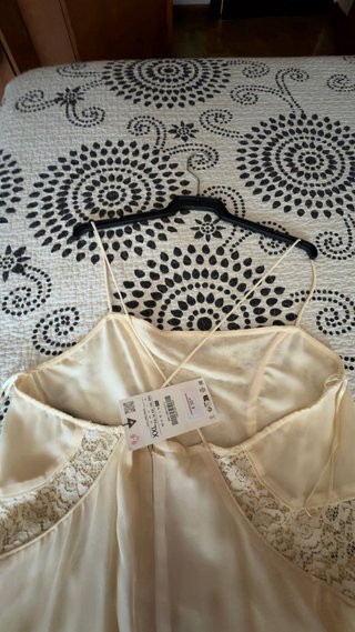 Vestido Zara asimétrico encaje beige