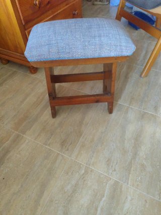 Banco reposapiés de madera tapizado