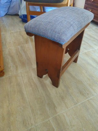 Banco reposapiés de madera tapizado