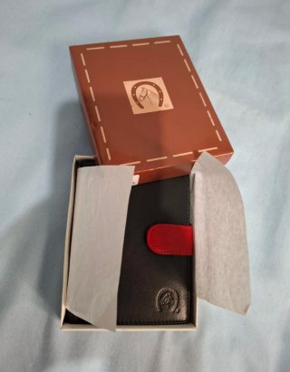 Cartera cuero negra y roja