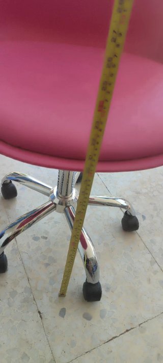 Silla de escritorio rosa con base cromada