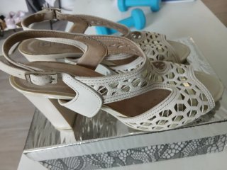 Sandalias Pitillo Piel Blancas y Doradas