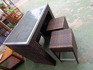 CONJUNTO BAR EN RATTAN Y 4 TABURETES