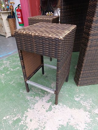 CONJUNTO BAR EN RATTAN Y 4 TABURETES