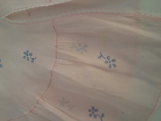 Peinador vintage organdí rosa bordado a mano en 19