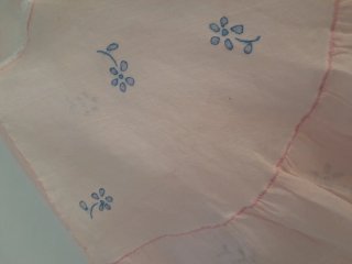 Peinador vintage organdí rosa bordado a mano en 19