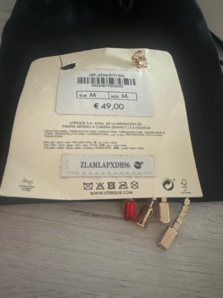 Pendientes Uterqüe dorados con detalles rojos