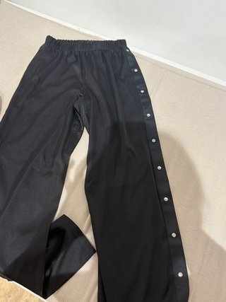 Pantalón negro con botones laterales
