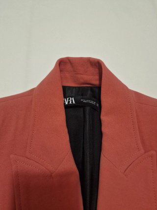 Traje Zara americana y pantalón. Color teja.