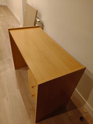 Escritorio de madera con cajones
