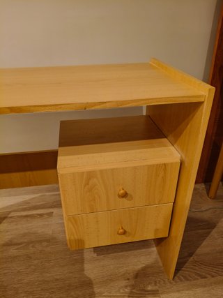 Escritorio de madera con cajones