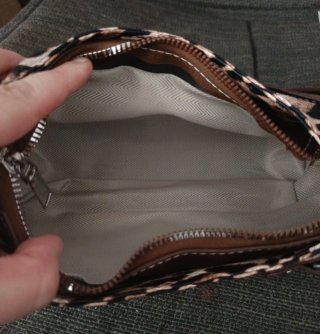 Bolso leopardo elegante es pequeño.