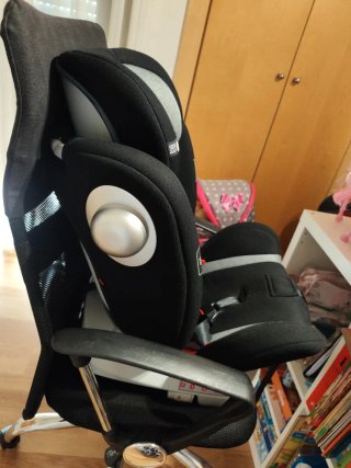 Silla de coche negra y gris