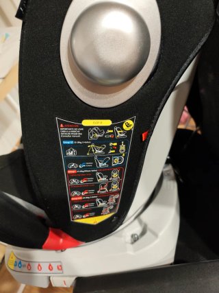 Silla de coche negra y gris