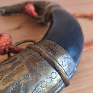 Cuerno de Pólvora Metálico Decorado