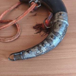 Cuerno de Pólvora Metálico Decorado