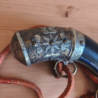 Cuerno de Pólvora Metálico Decorado