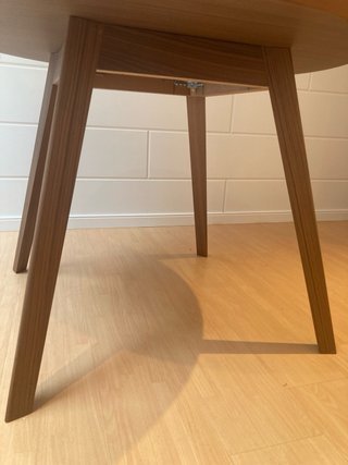 Mesa redonda de diseño en nogal