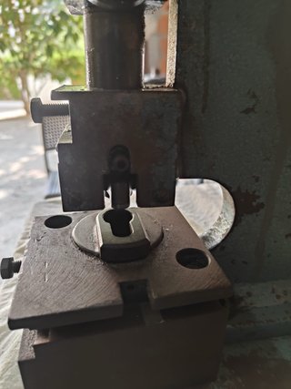 Punzón manual para metal
