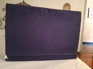 Cuscino blu con logo dorato