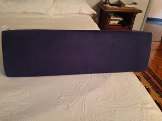 Cuscino blu con logo dorato