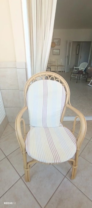 Mesa y sillas de mimbre. Urge vender