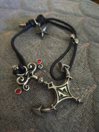 Pulsera ancha con dijes y piedras rojas