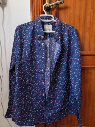 Camisa Springfield floral azul y roja