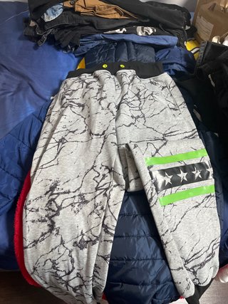 Pantalón chándal gris con diseño
