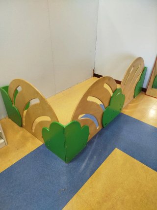 Parque infantil madera y verde