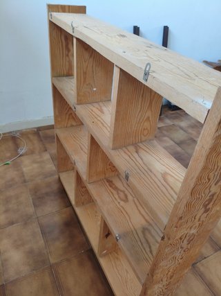 Estantería de madera maciza
