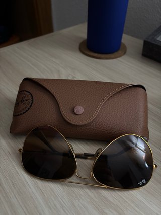 Gafas de sol Ray-Ban doradas y marrones