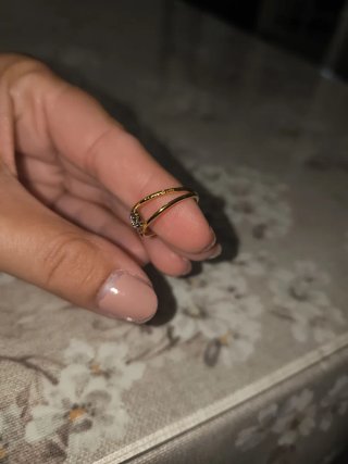Anillo dorado con circonitas