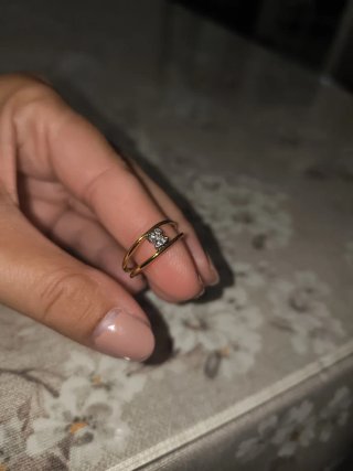 Anillo dorado con circonitas