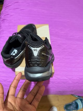 Zapatillas Asics Negras y Plateadas
