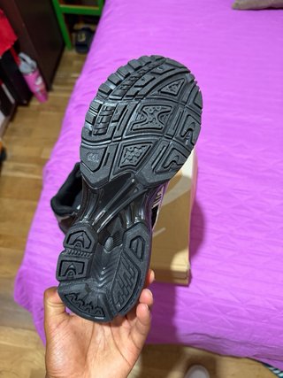 Zapatillas Asics Negras y Plateadas