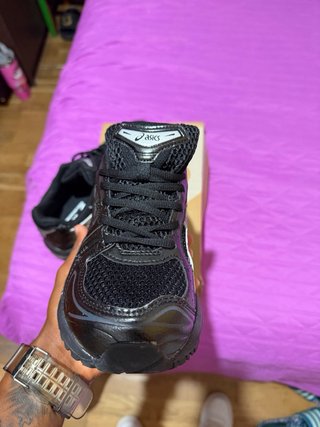 Zapatillas Asics Negras y Plateadas